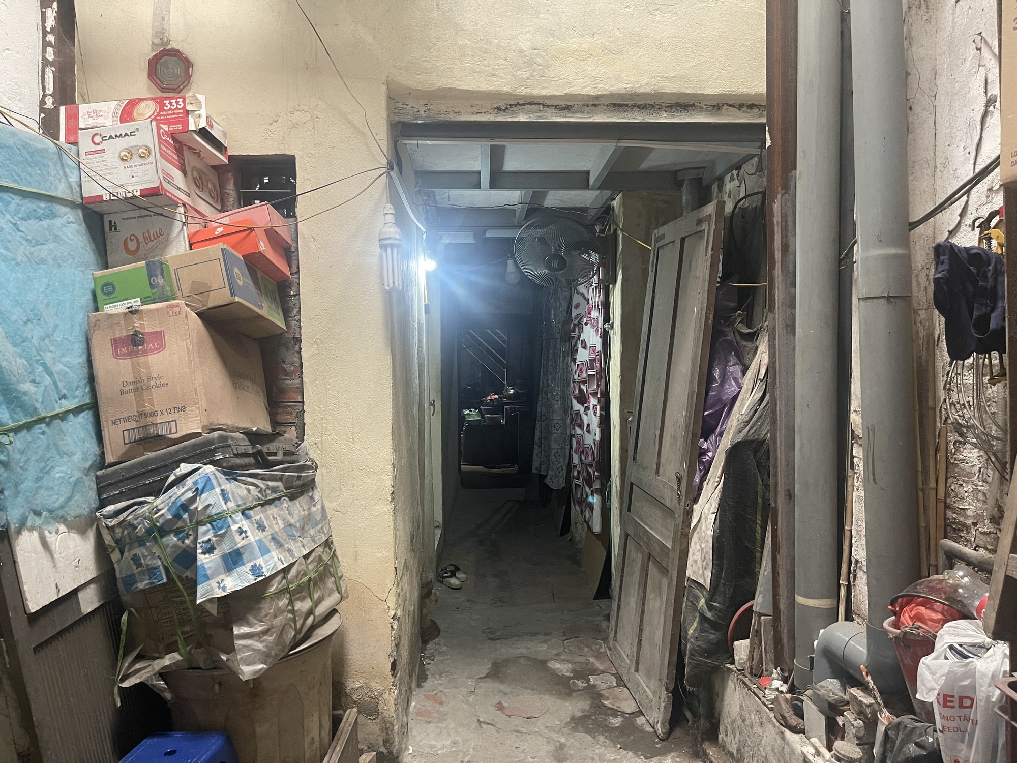 B&ecirc;n trong ng&ocirc;i nh&agrave; cổ nhất H&agrave; Nội bị Mercedes t&ocirc;ng đổ tường c&oacute; g&igrave;? - Ảnh 7.