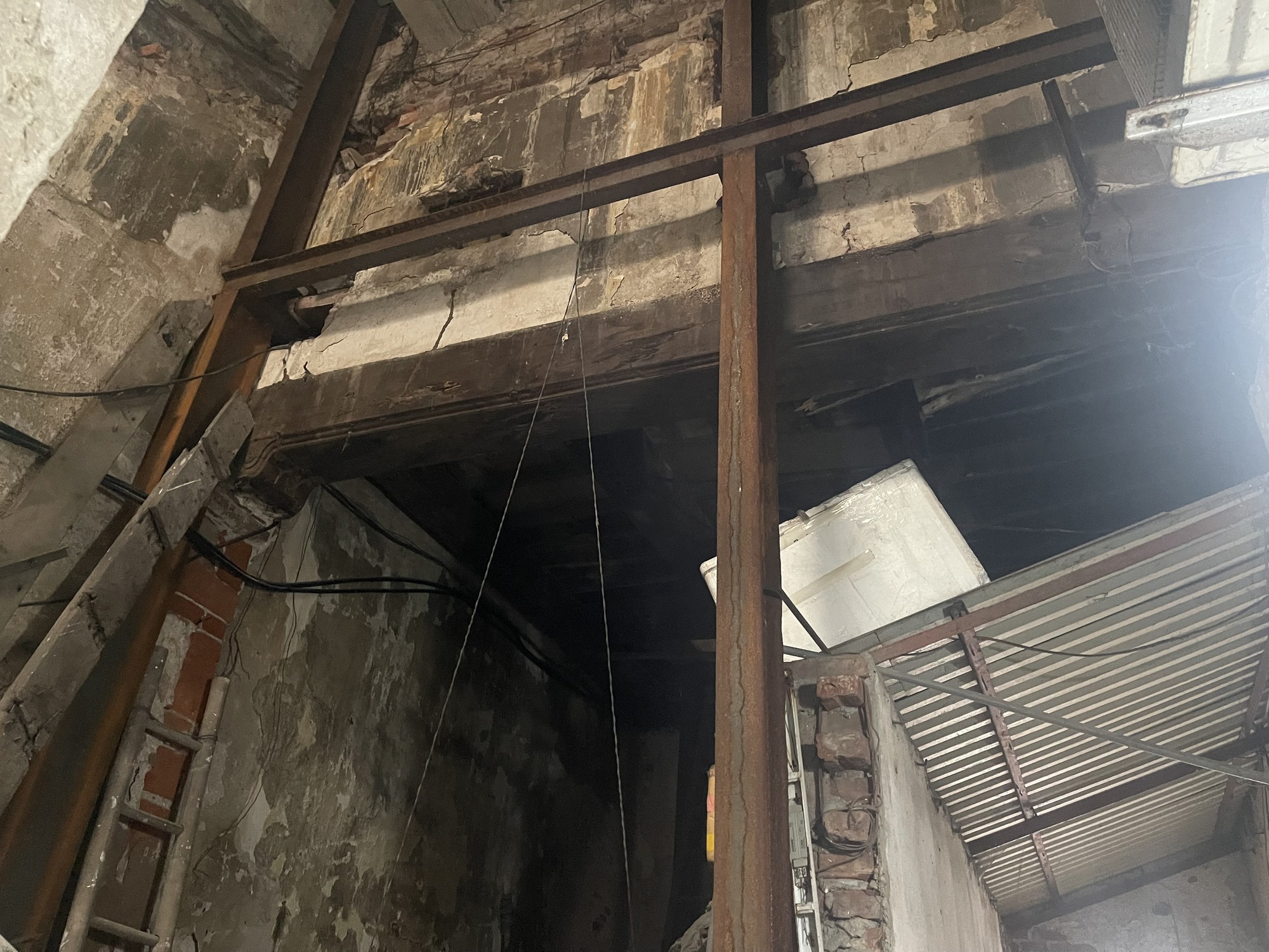 B&ecirc;n trong ng&ocirc;i nh&agrave; cổ nhất H&agrave; Nội bị Mercedes t&ocirc;ng đổ tường c&oacute; g&igrave;? - Ảnh 8.