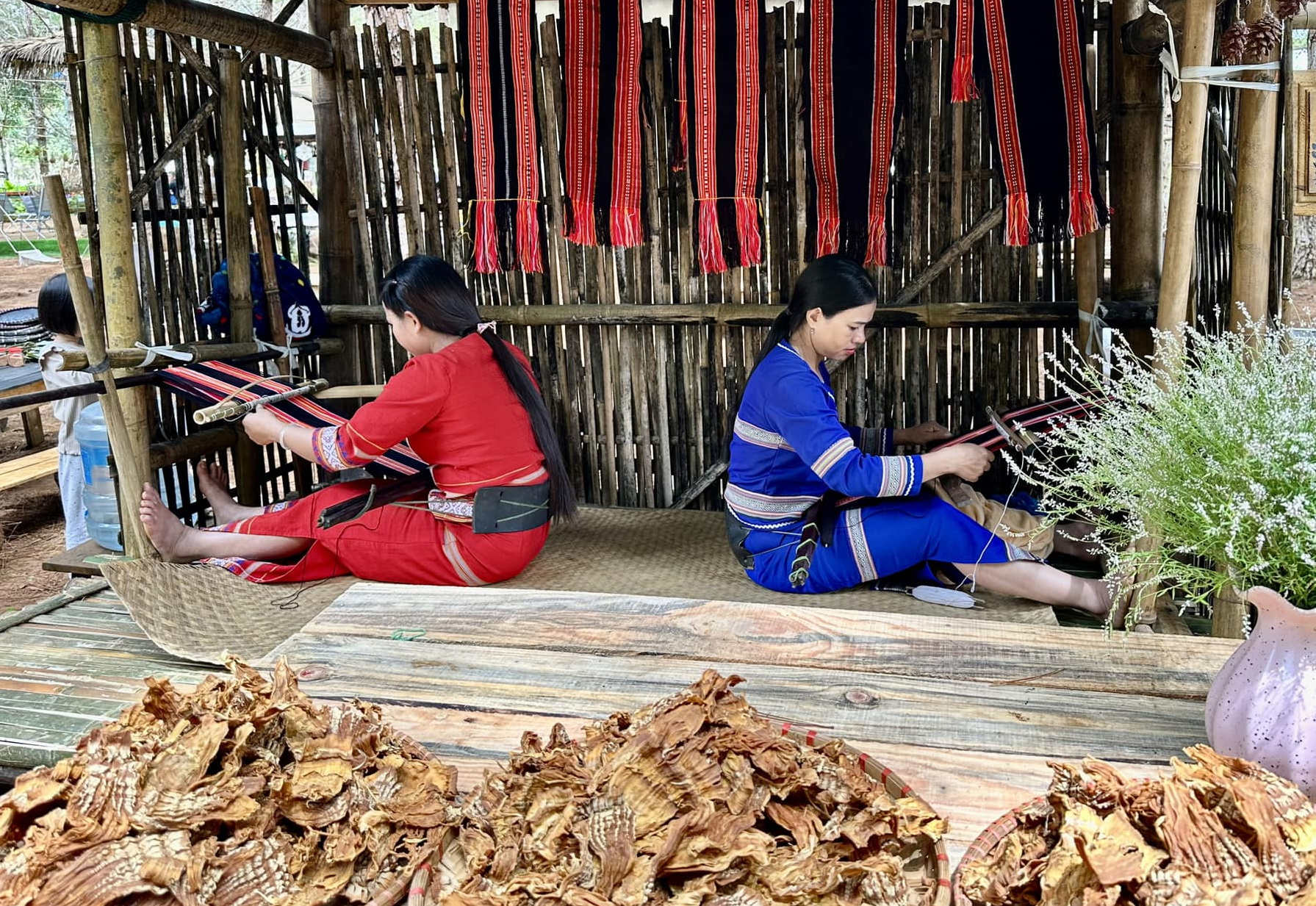 H&iacute;t h&agrave; kh&ocirc;ng kh&iacute; ấm c&uacute;ng ở chợ phi&ecirc;n tr&ecirc;n cao nguy&ecirc;n Măng Đen - Ảnh 3.