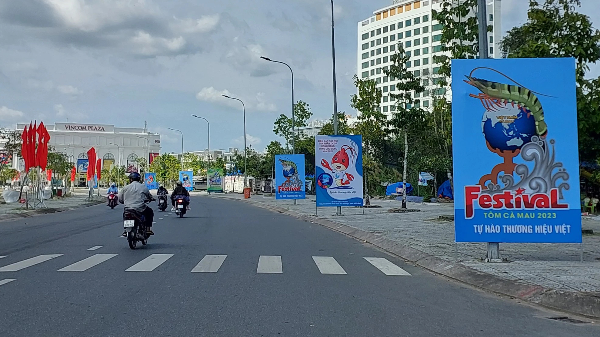 Kịp thời bố tr&iacute; phương tiện đưa đ&oacute;n kh&aacute;ch tại Festival t&ocirc;m C&agrave; Mau - Ảnh 1.
