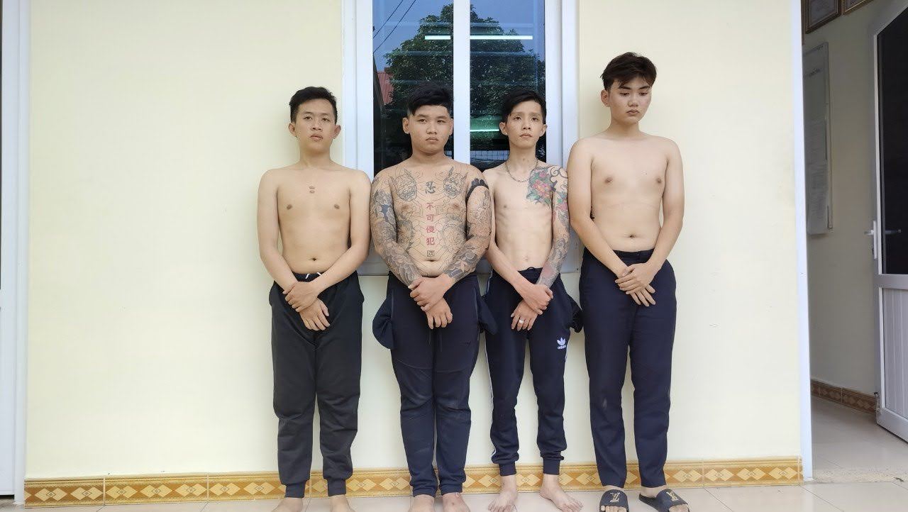 Bắt băng nh&oacute;m xăm trổ từ TP.HCM qua Long An g&acirc;y h&agrave;ng loạt vụ cướp giật t&agrave;i sản - Ảnh 1.