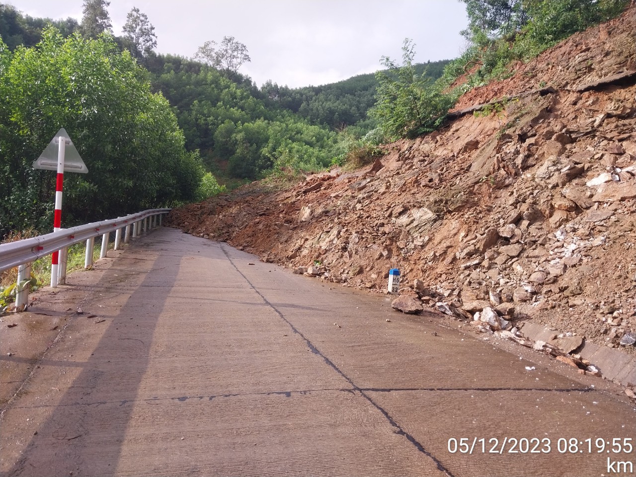 Mưa lớn nguy&ecirc;n quả đồi sạt lấp tỉnh lộ 624 g&acirc;y tắc nghẽn giao th&ocirc;ng - Ảnh 2.