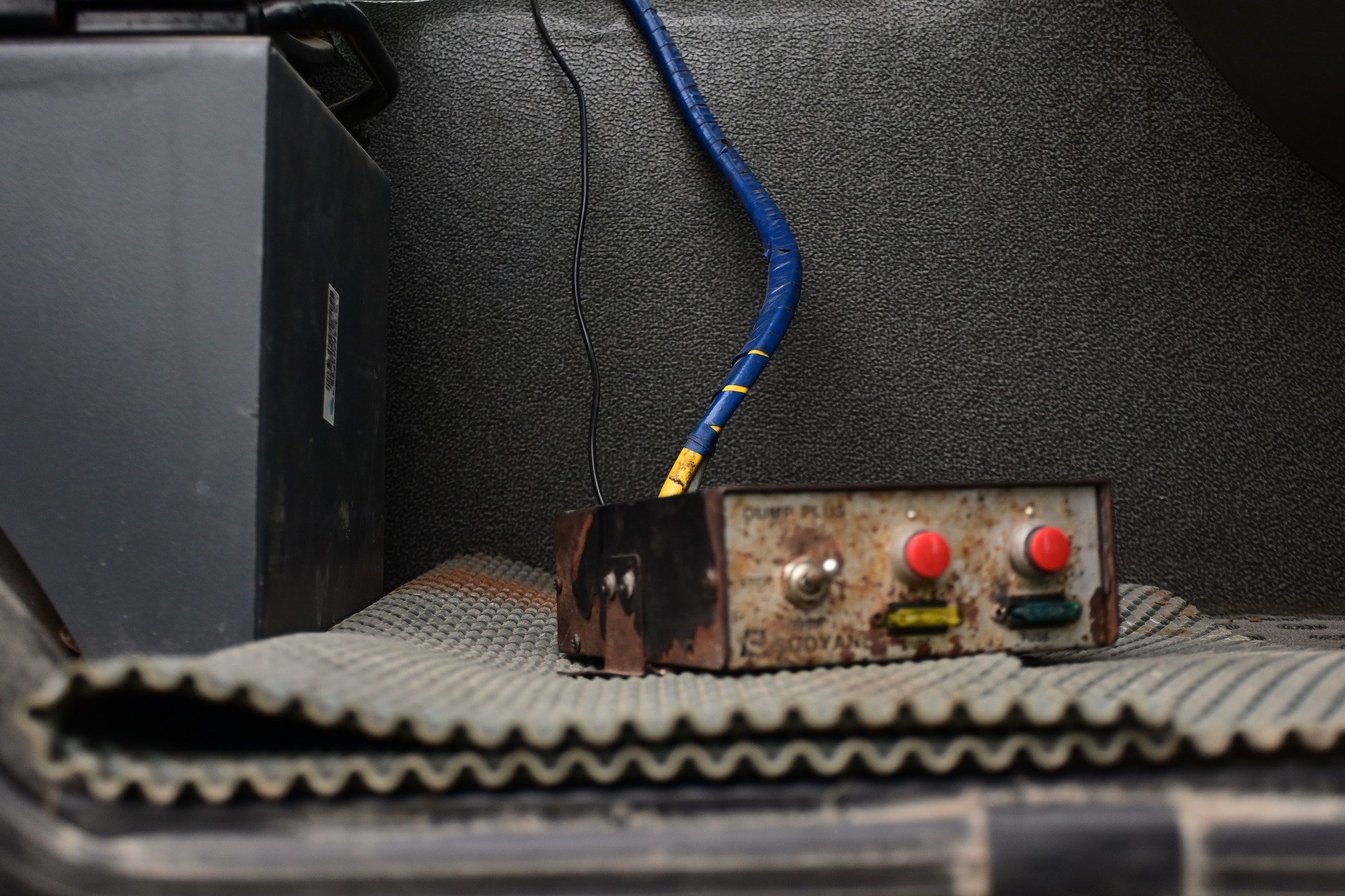 Xử phạt gần 100 triệu với hai phương tiện chở qu&aacute; tải, cơi nới th&agrave;nh th&ugrave;ng - Ảnh 2.