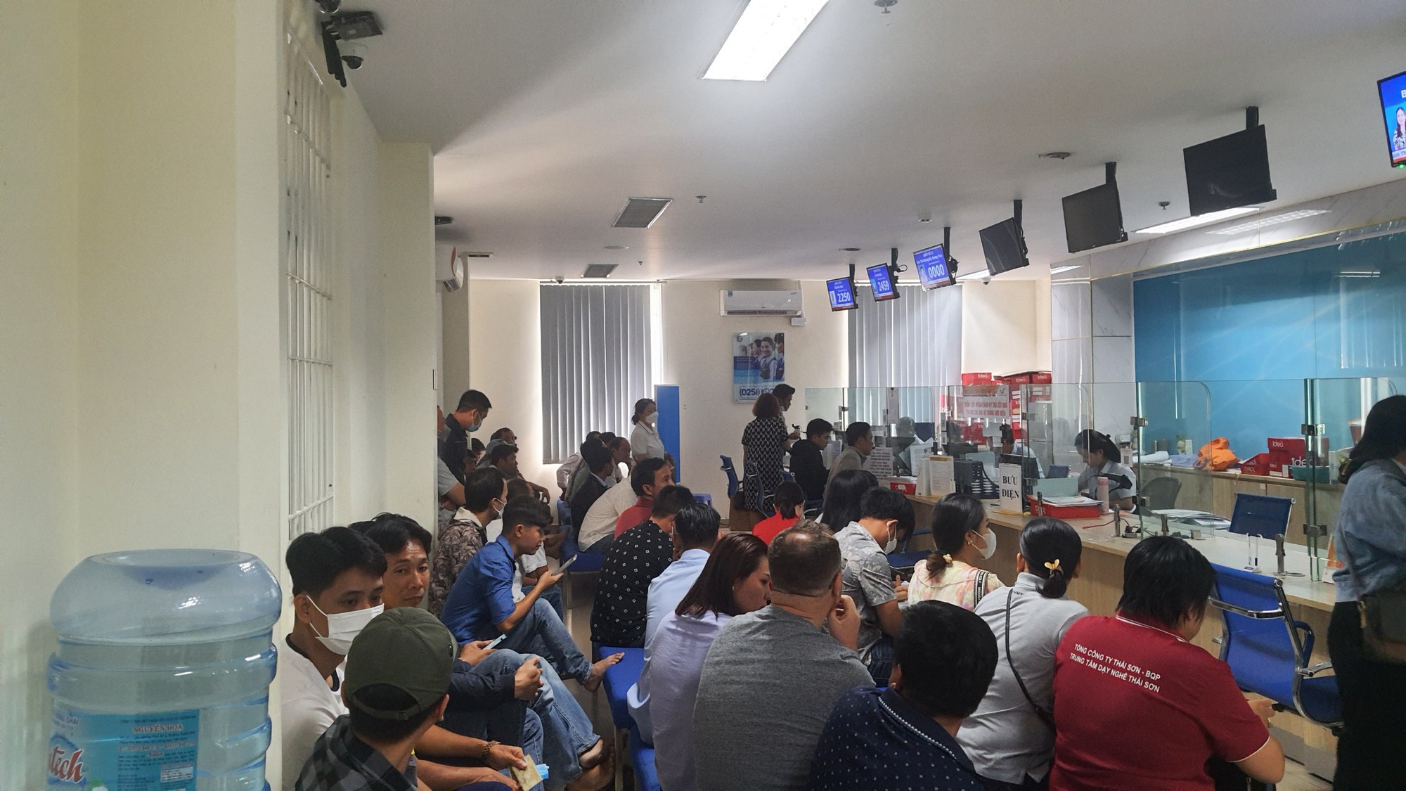 Hiểu lầm quy định nhiều người d&acirc;n đổ x&ocirc; đi đổi giấy ph&eacute;p l&aacute;i xe - Ảnh 1.