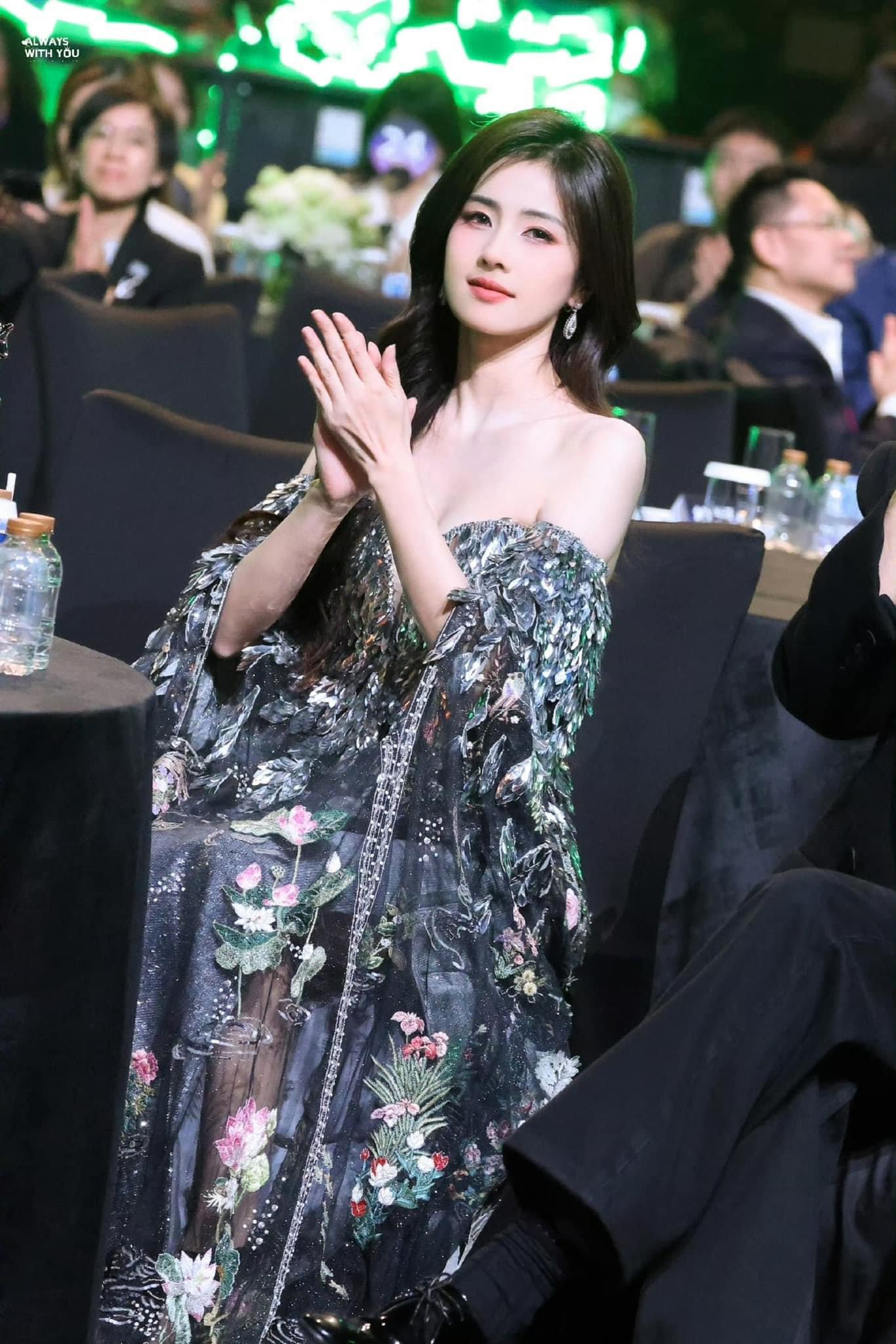 Tiểu Hoa đ&aacute;n Triệu Lộ Tư v&agrave; Ngu Thư H&acirc;n tranh Top 1, Bạch Lộc g&acirc;y tranh c&atilde;i - Ảnh 13.