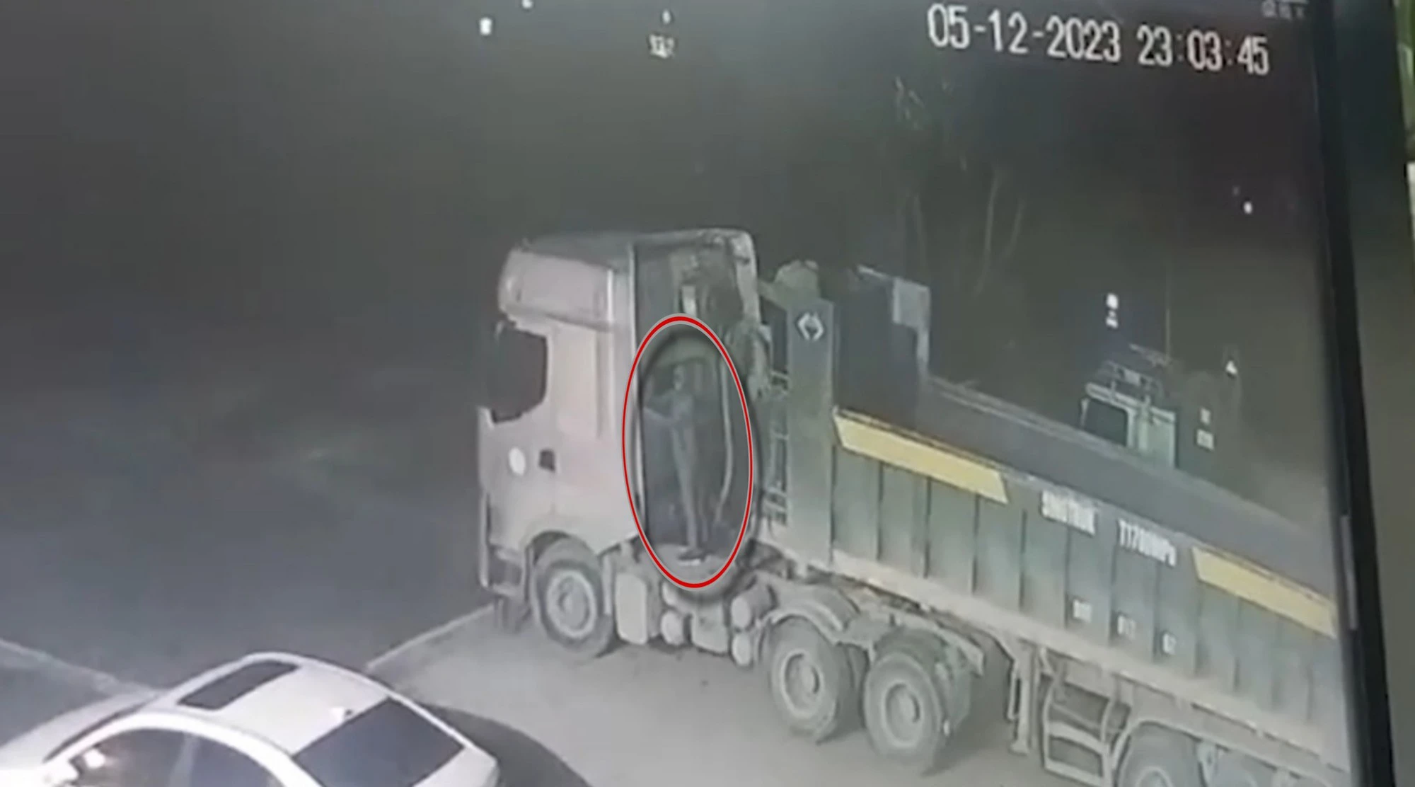 Đỗ xe đầu k&eacute;o ở c&acirc;y xăng, người đ&agrave;n &ocirc;ng t&aacute; hoả khi chiếc xe biến mất sau một đ&ecirc;m - Ảnh 1.