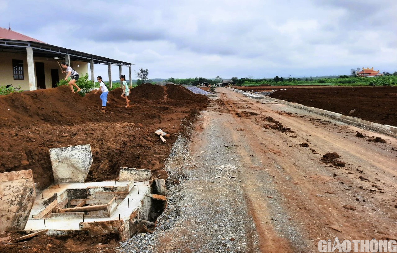 Tiến độ giải ph&oacute;ng mặt bằng, x&acirc;y khu t&aacute;i định cư cao tốc Vạn Ninh &ndash; Cam Lộ hiện ra sao? - Ảnh 9.