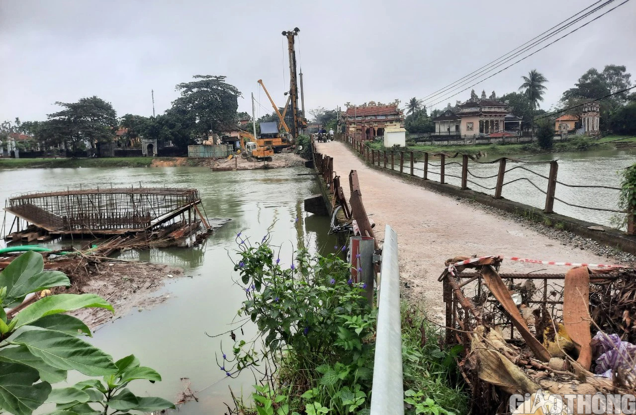 Cầu C&acirc;u Nhi ở Quảng Trị bị l&uacute;n v&otilde;ng gần cả m&eacute;t - Ảnh 2.