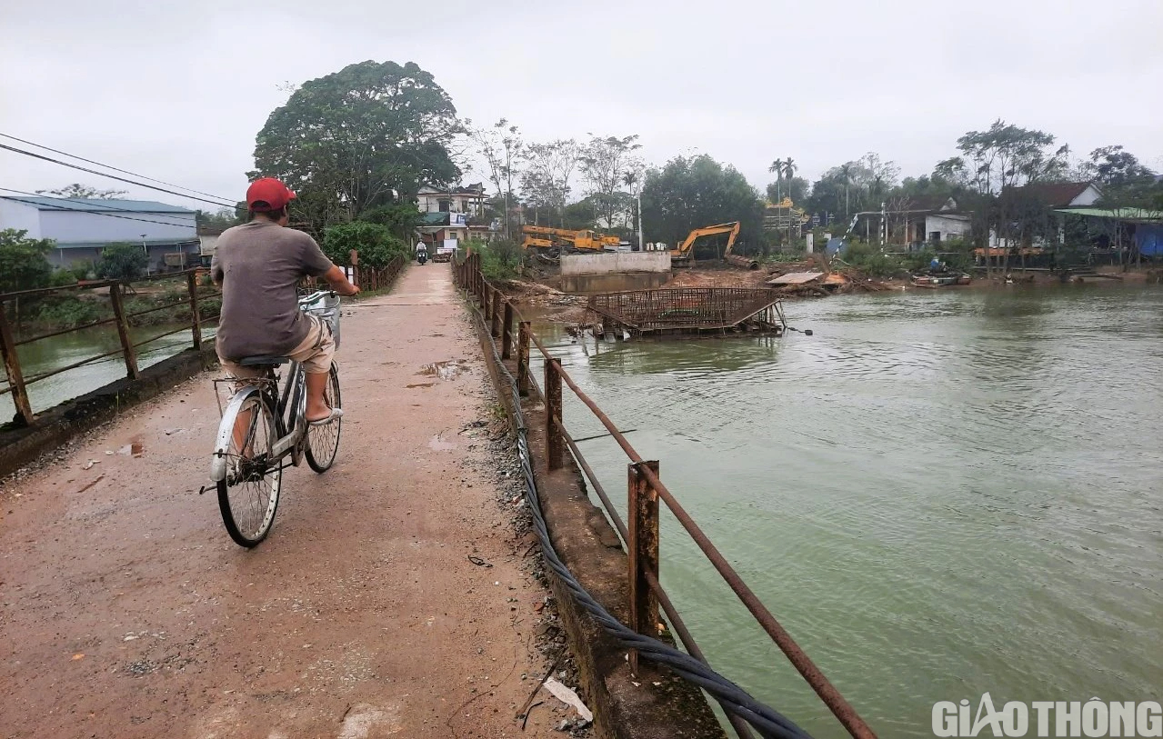 Cầu C&acirc;u Nhi ở Quảng Trị bị l&uacute;n v&otilde;ng gần cả m&eacute;t - Ảnh 3.