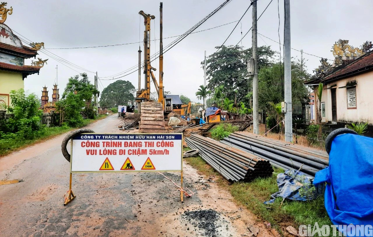 Cầu C&acirc;u Nhi ở Quảng Trị bị l&uacute;n v&otilde;ng gần cả m&eacute;t - Ảnh 5.