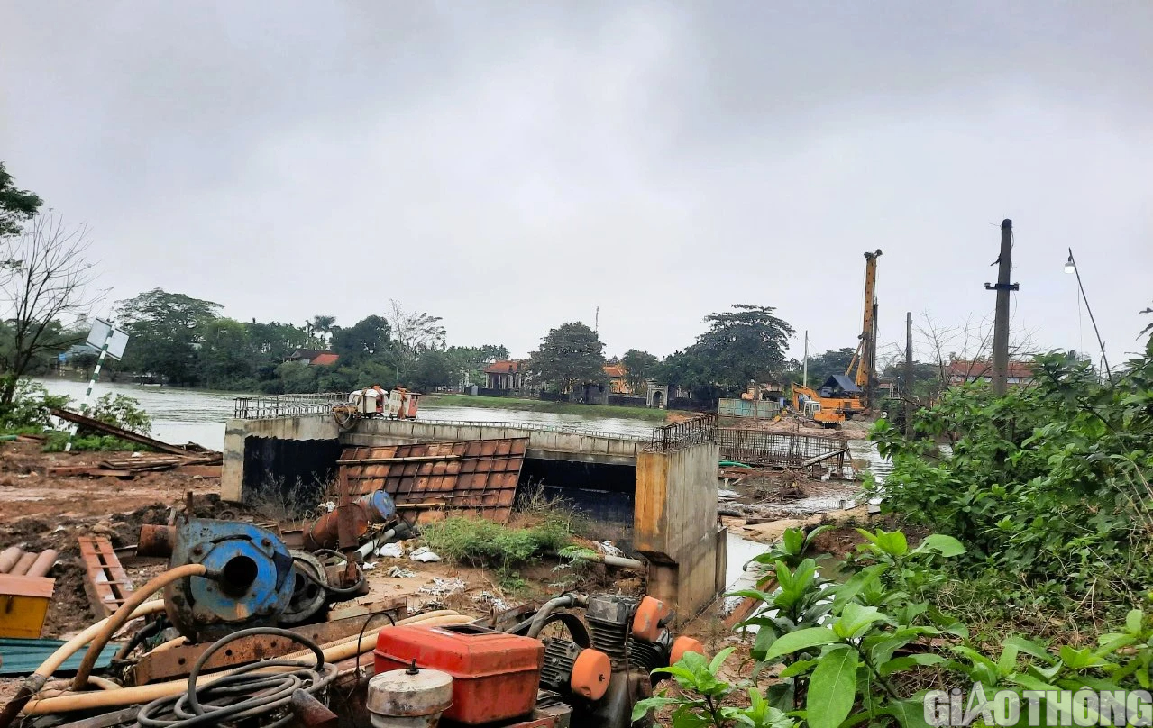 Cầu C&acirc;u Nhi ở Quảng Trị bị l&uacute;n v&otilde;ng gần cả m&eacute;t - Ảnh 6.