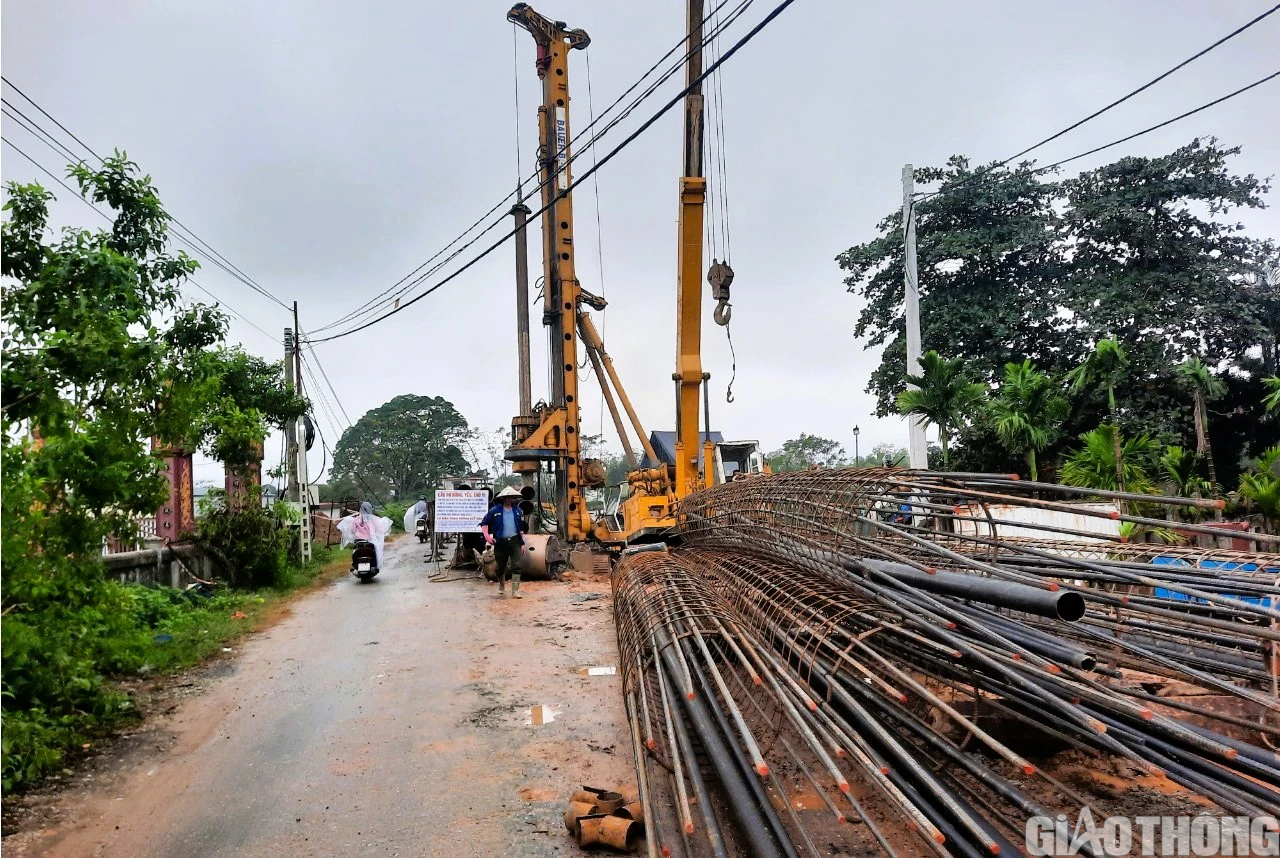 Cầu C&acirc;u Nhi ở Quảng Trị bị l&uacute;n v&otilde;ng gần cả m&eacute;t - Ảnh 7.