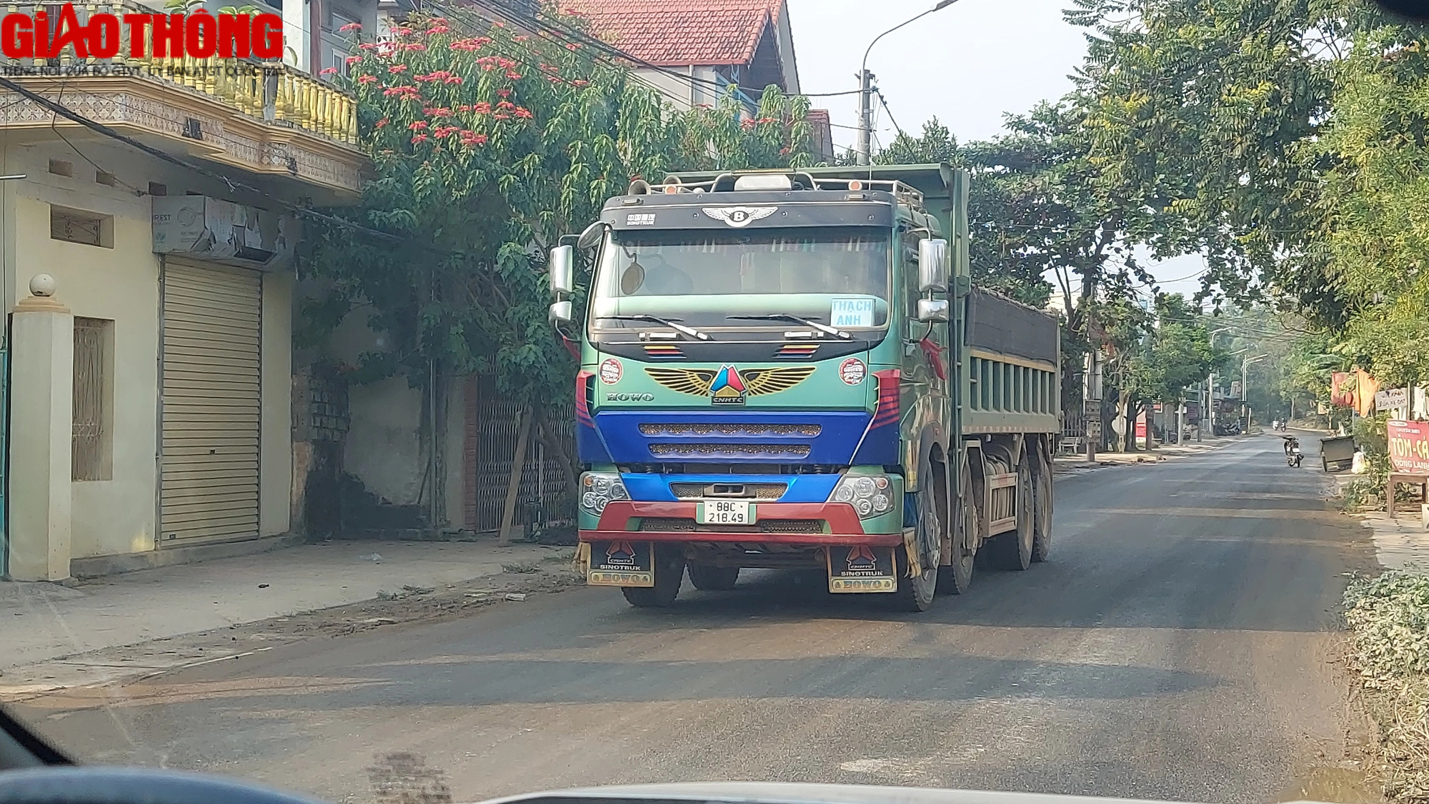 Vĩnh Ph&uacute;c: D&acirc;n khốn khổ v&igrave; xe tải chở đất - Ảnh 1.