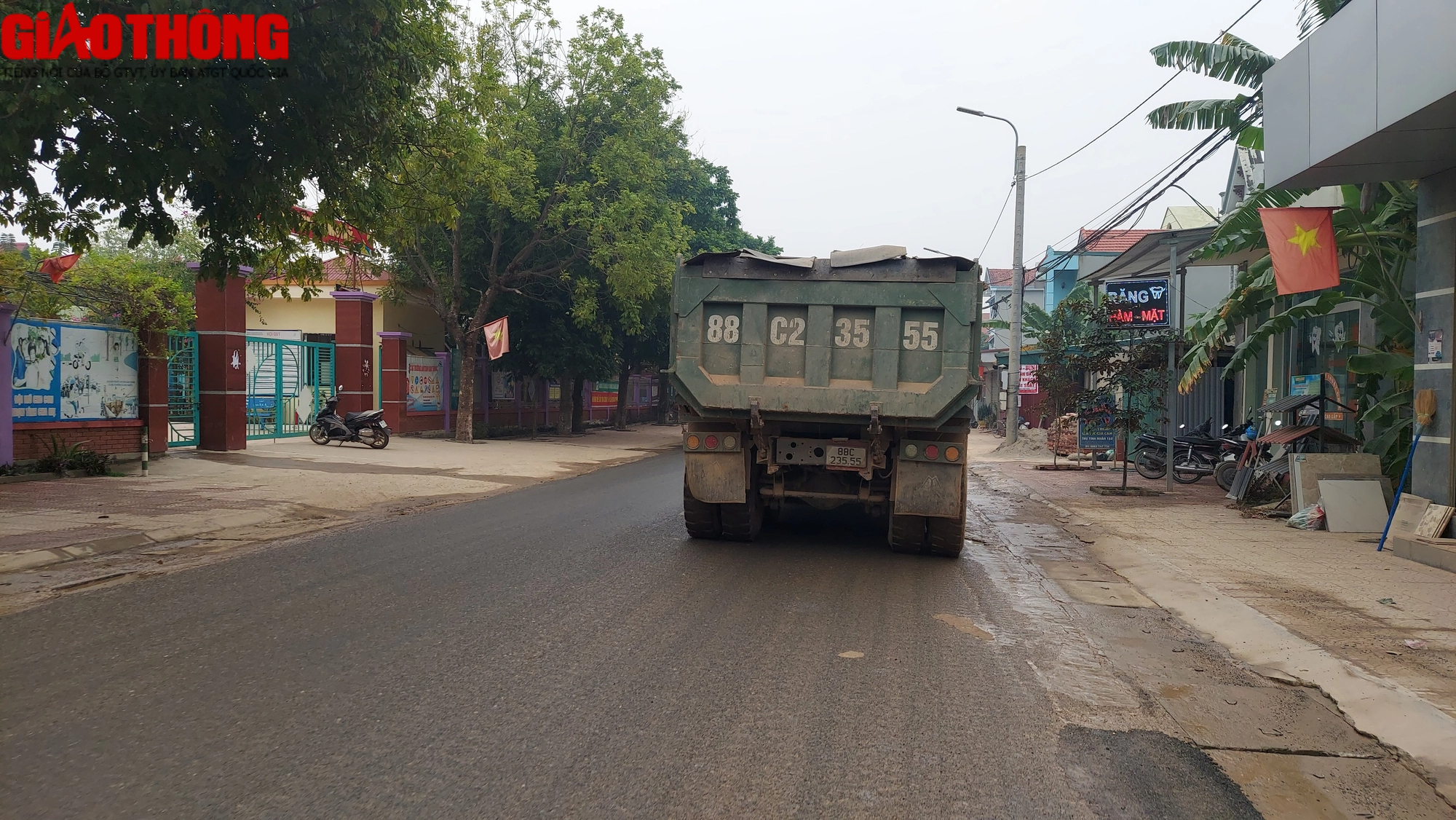 Vĩnh Ph&uacute;c: D&acirc;n khốn khổ v&igrave; xe tải chở đất - Ảnh 2.