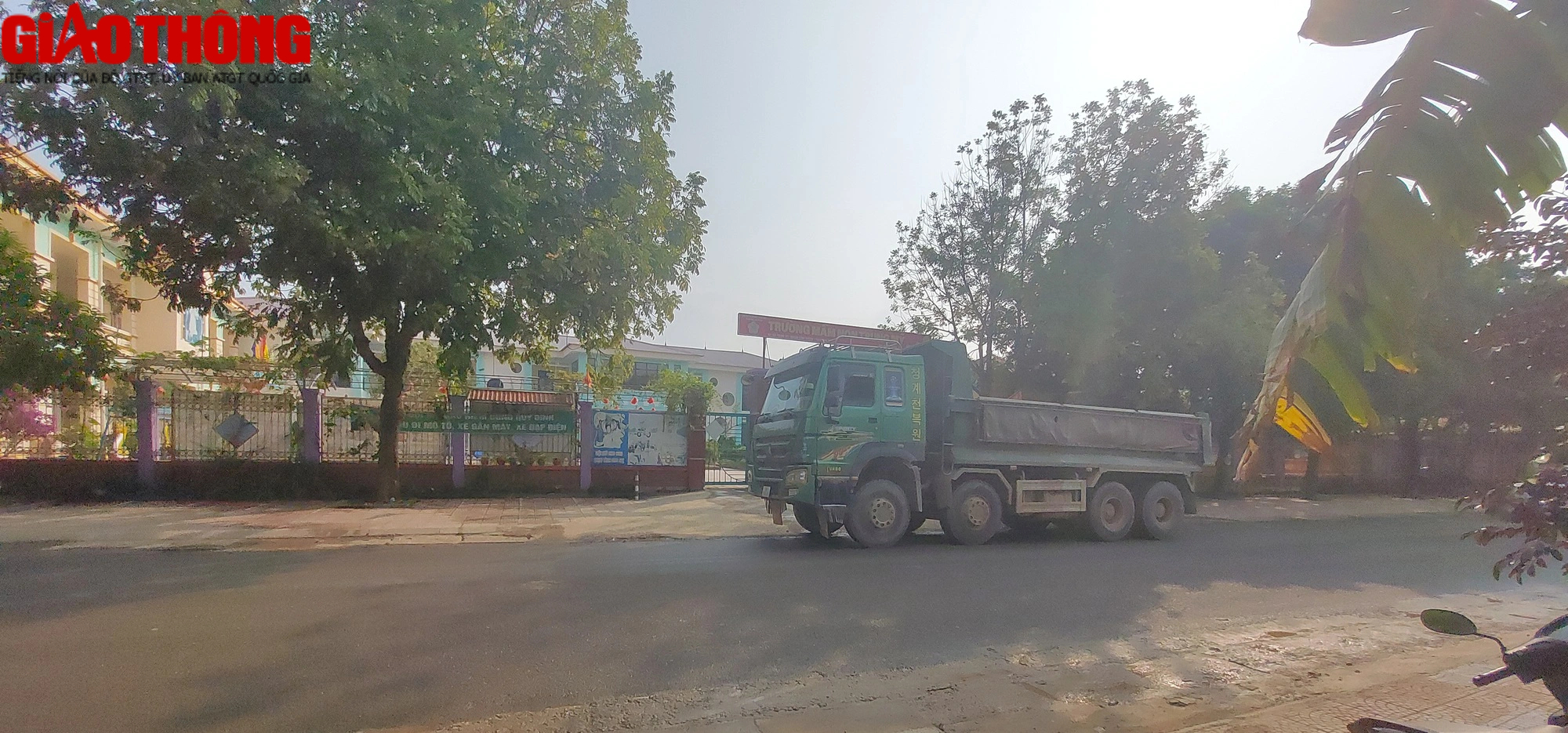 Vĩnh Ph&uacute;c: D&acirc;n khốn đốn v&igrave; xe tải chở đất "ho&agrave;nh h&agrave;nh - Ảnh 3.