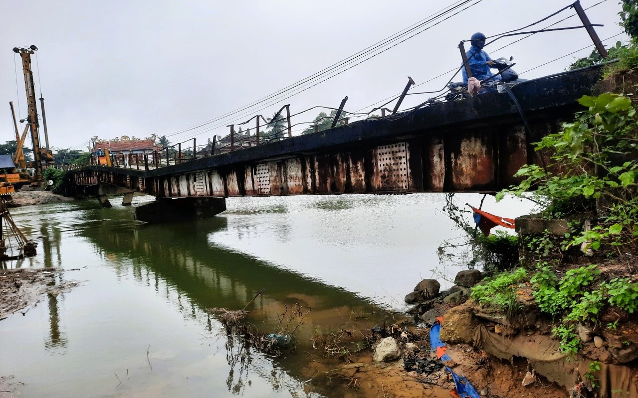 Quảng Trị: Cầu qua s&ocirc;ng &Ocirc; Giang l&uacute;n v&otilde;ng gần 1 m&eacute;t