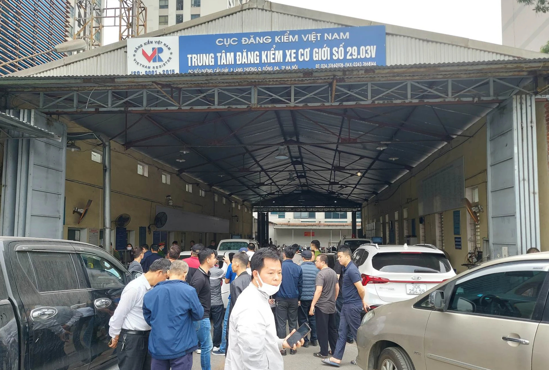 Cao điểm nhu cầu đăng kiểm phương tiện cuối năm, H&agrave; Nội l&agrave;m g&igrave;? - Ảnh 1.