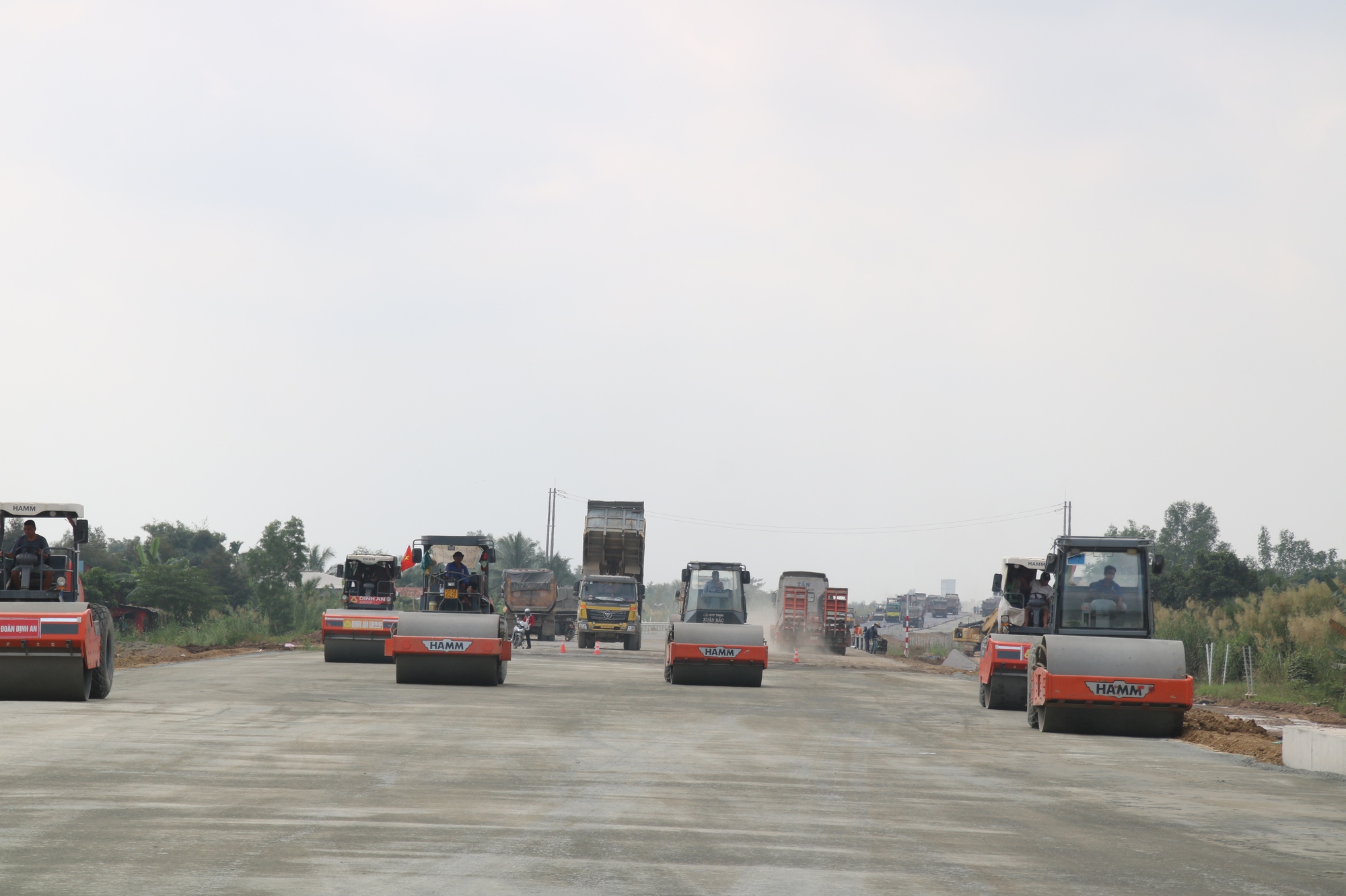 Thứ trưởng Bộ GTVT: 25/12 phải xong c&aacute;c hạng mục c&ograve;n lại của cao tốc Mỹ Thuận-Cần Thơ - Ảnh 4.