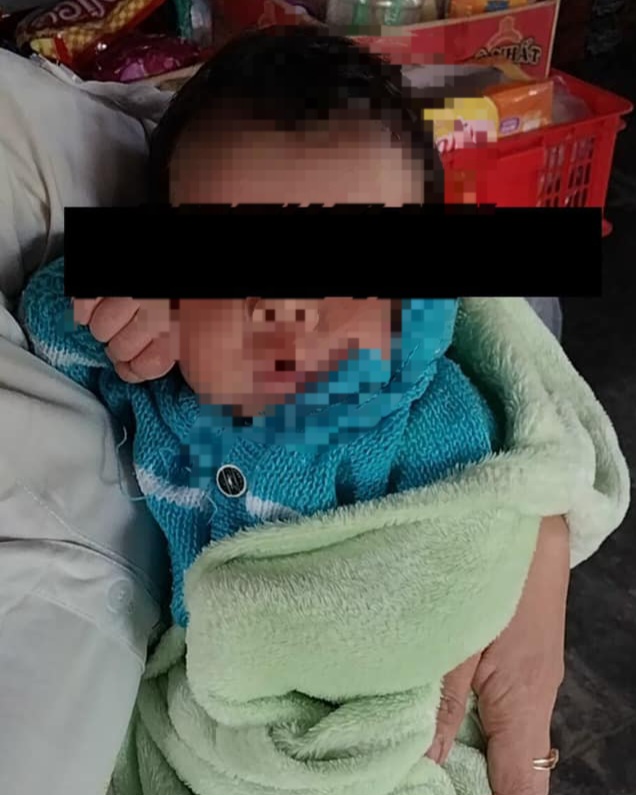 B&eacute; trai 2 th&aacute;ng tuổi bị bỏ rơi trước nh&agrave; d&acirc;n c&ugrave;ng l&aacute; thư của người mẹ - Ảnh 1.