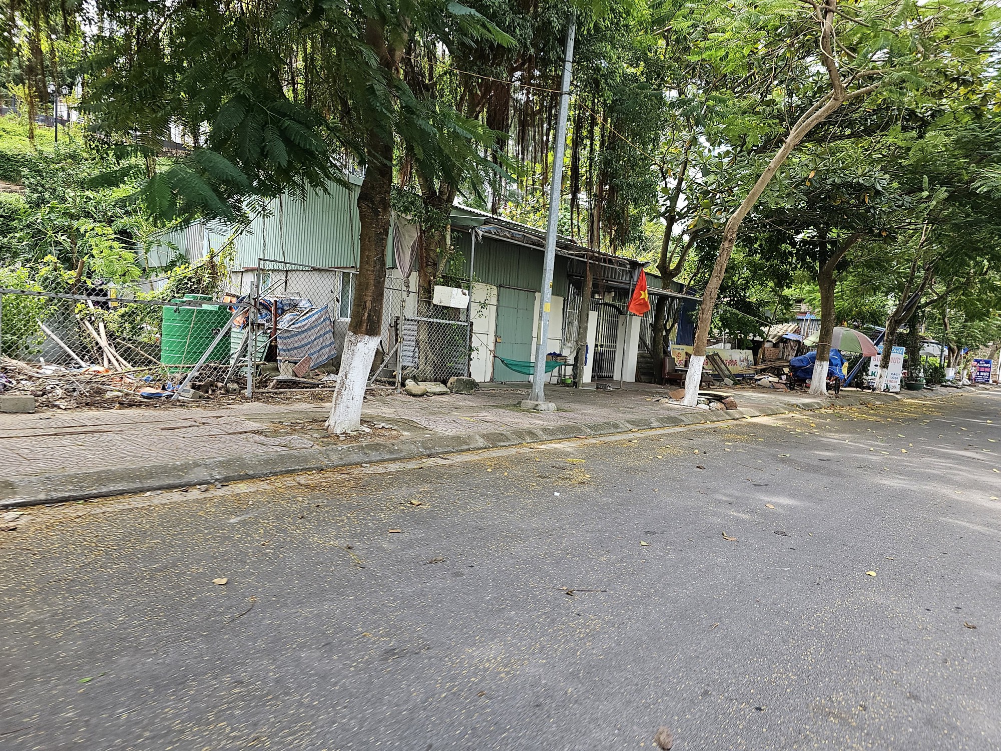 Hải Ph&ograve;ng: Nhiều c&ocirc;ng tr&igrave;nh tr&aacute;i ph&eacute;p ở quận Đồ Sơn xuống cấp trước khi bị thu hồi - Ảnh 2.