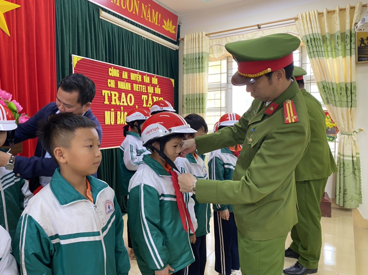 Quảng Ninh CSGT tặng mũ bảo hiểm, tuy&ecirc;n truyền về ATGT cho học sinh huyện đảo - Ảnh 1.