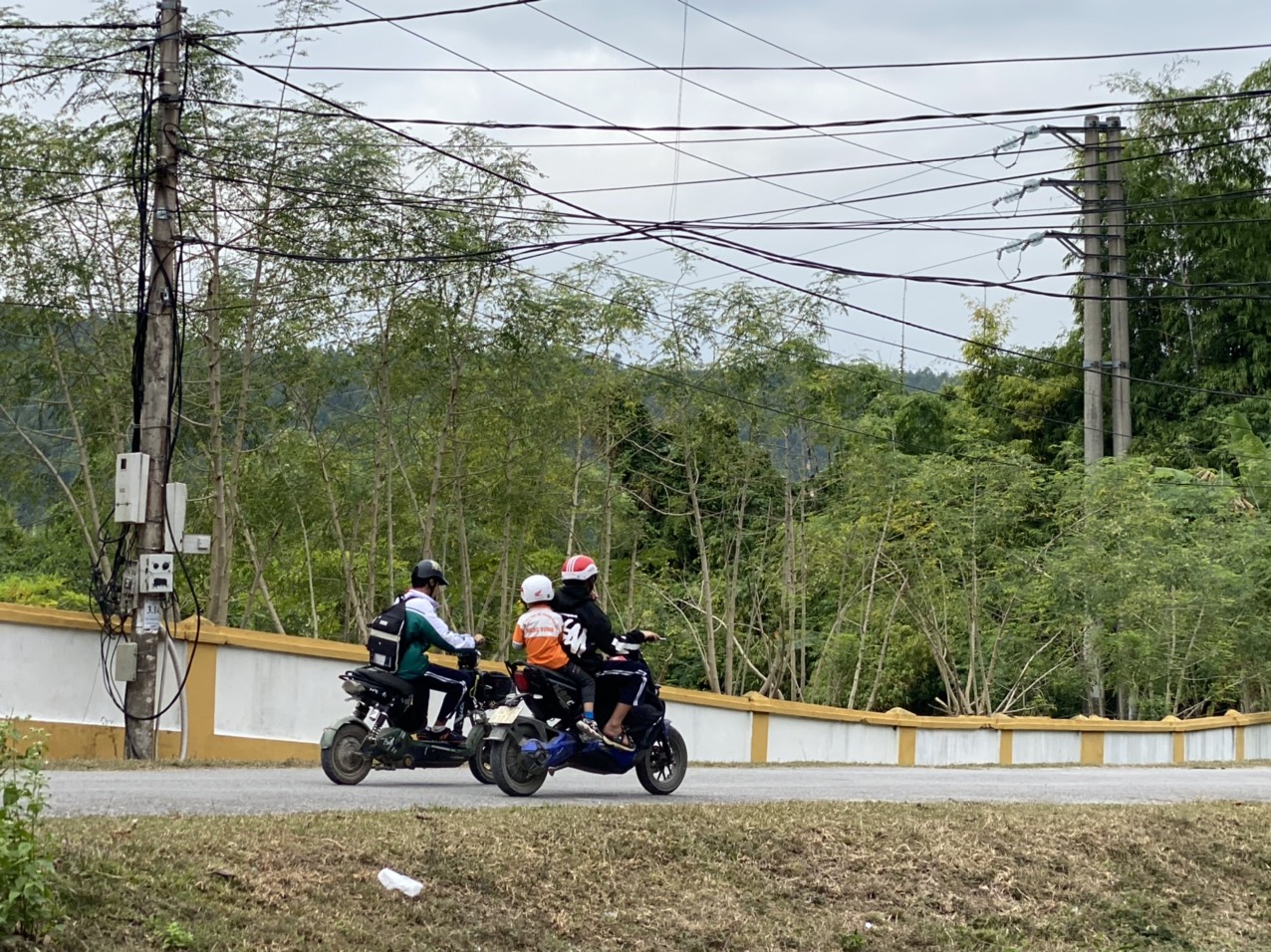 Quảng Ninh CSGT tặng mũ bảo hiểm, tuy&ecirc;n truyền về ATGT cho học sinh huyện đảo - Ảnh 3.