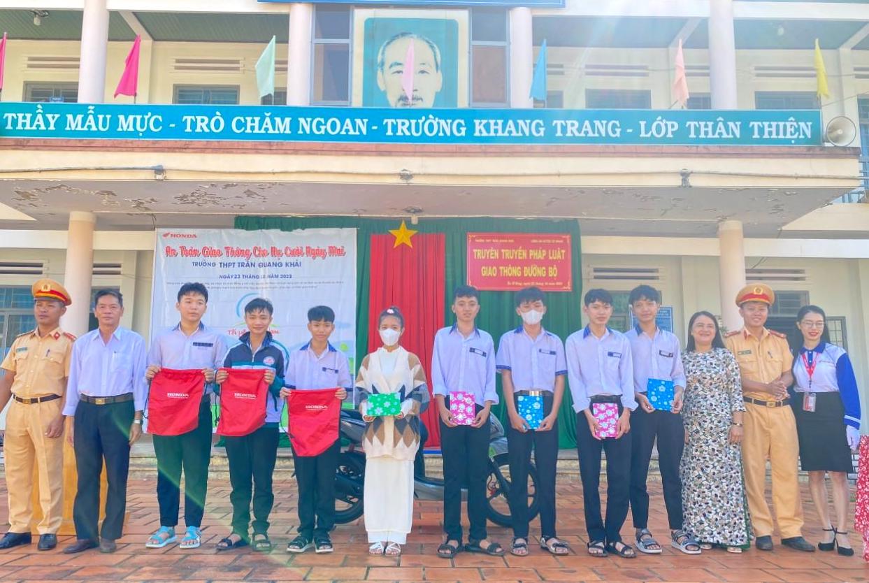Đắk Lắk: Đẩy mạnh tuy&ecirc;n truyền ph&aacute;p luật ATGT học đường - Ảnh 2.