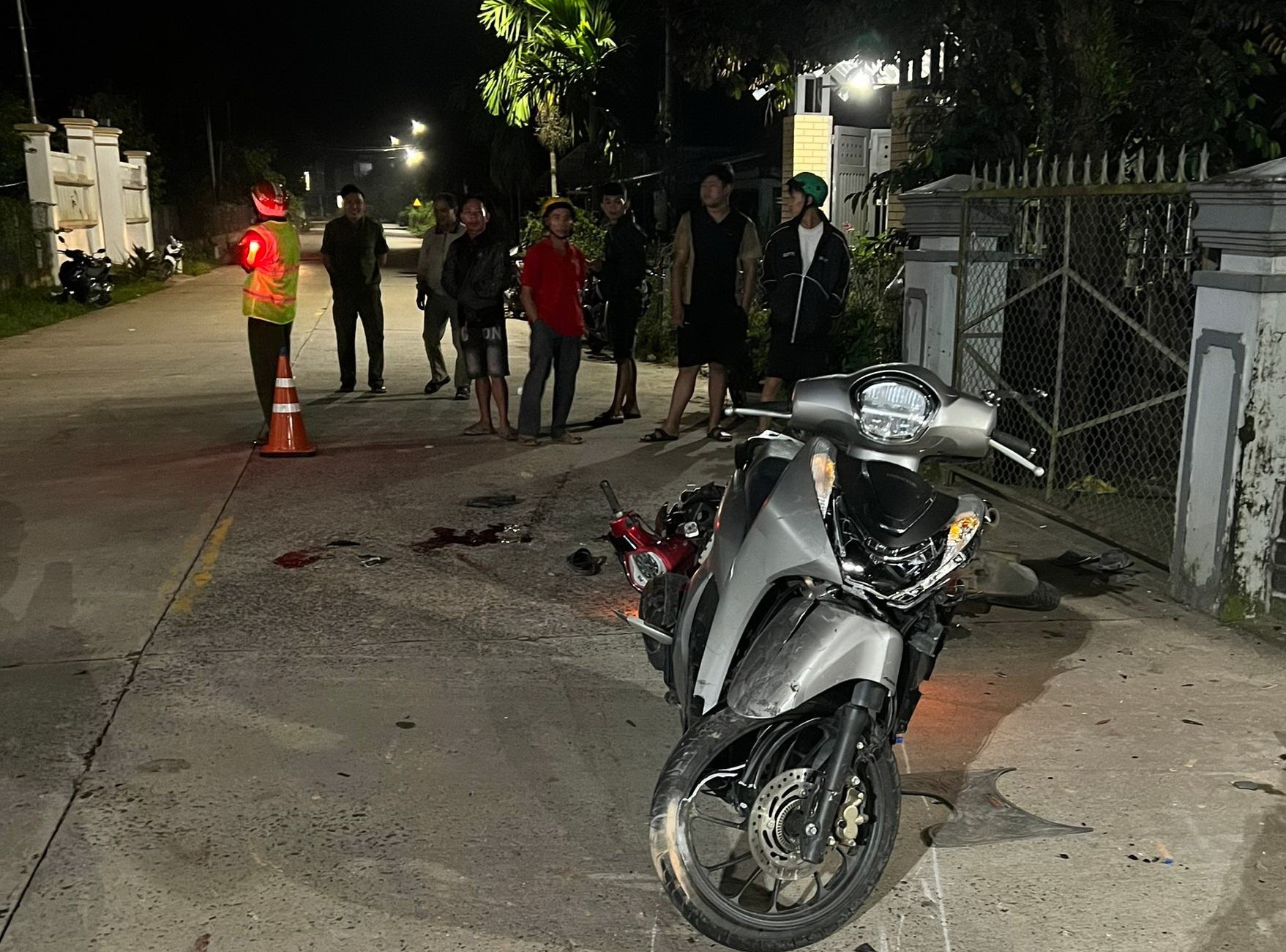 Vụ hai xe máy đối đầu: Một trường hợp tử vong, một nguy kịch - Ảnh 2. Vụ hai xe máy đối đầu: Một trường hợp tử vong, một nguy kịch - Ảnh 2.