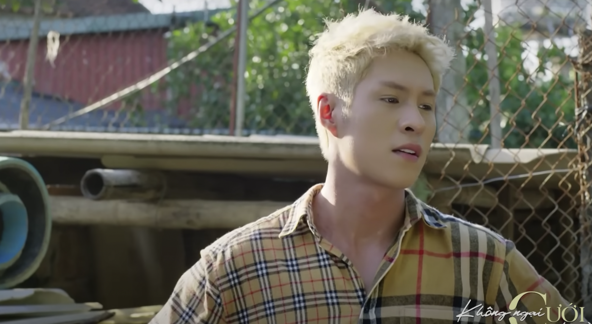 Sơn theo về tận qu&ecirc; t&igrave;m gặp chị Yến v&agrave; trở th&agrave;nh "k&igrave; đ&agrave; cản mũi" mối quan hệ của Phong v&agrave; Yến.