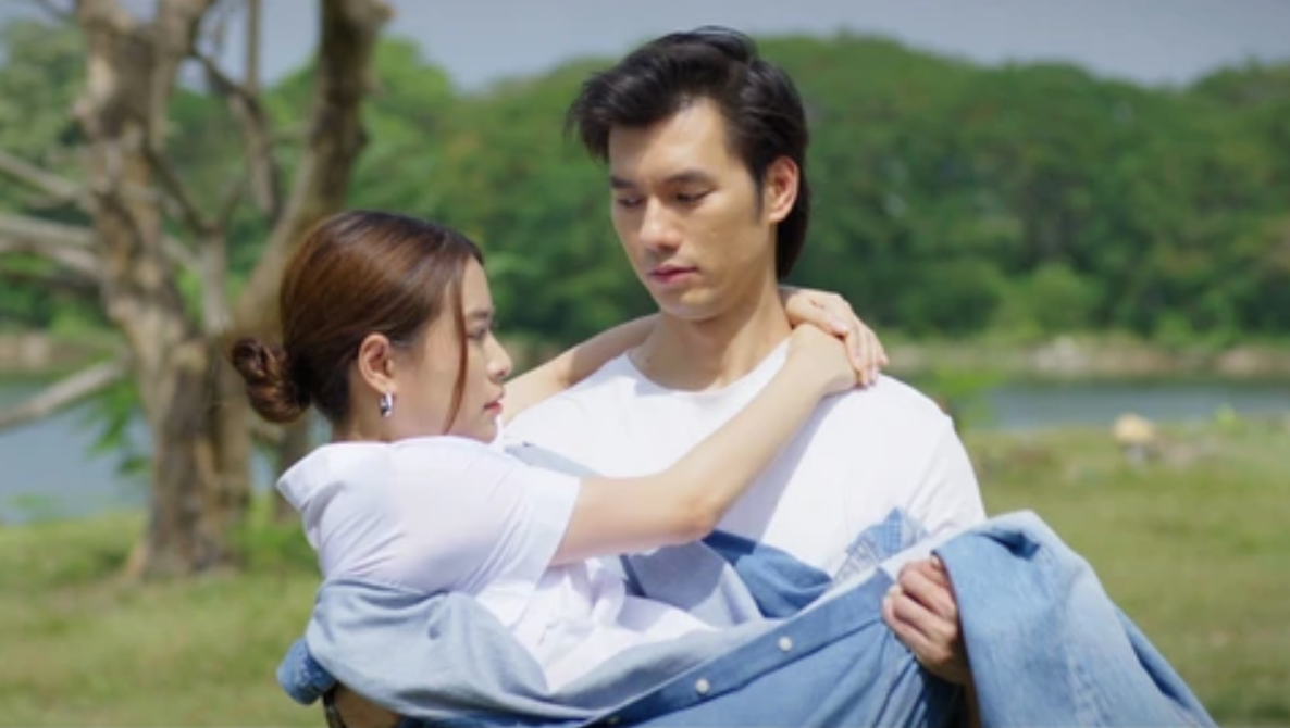 Yến bị t&eacute; trật ch&acirc;n n&ecirc;n Phong đ&atilde; bế c&ocirc; rất t&igrave;nh tứ.