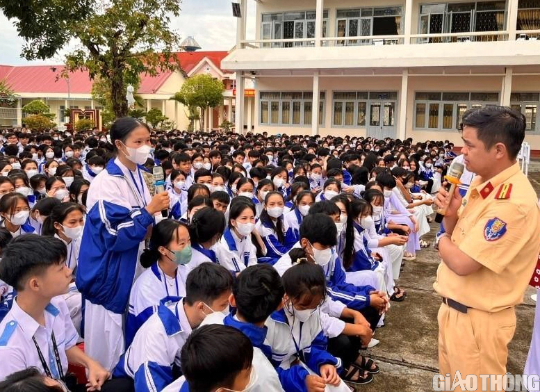 Đắk Lắk: Đẩy mạnh tuy&ecirc;n truyền ph&aacute;p luật ATGT học đường - Ảnh 1.