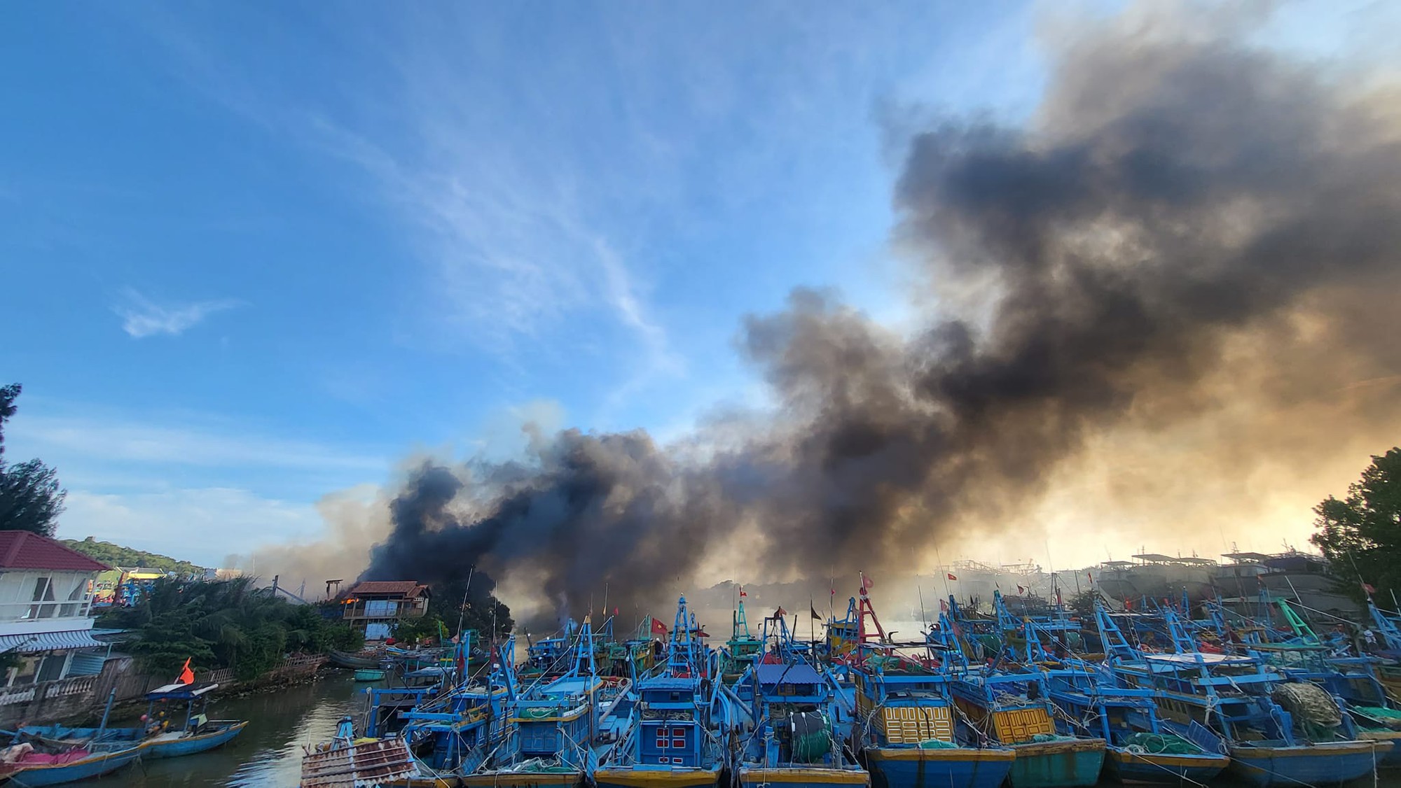 Hiện trường vụ ch&aacute;y xưởng đ&oacute;ng t&agrave;u ở Phan Thiết - Ảnh 4.
