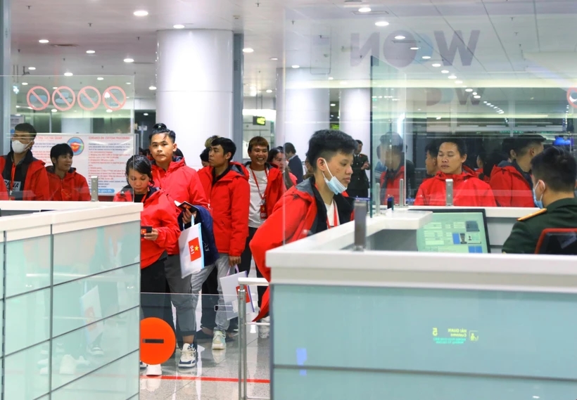 Đ&atilde; c&oacute; 1020 c&ocirc;ng d&acirc;n Việt Nam được sơ t&aacute;n từ v&ugrave;ng xung đột Myanmar về nước - Ảnh 1.