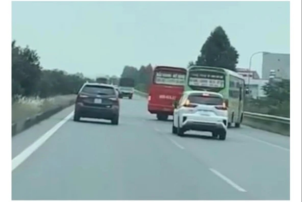 Chuyển vụ xe kh&aacute;ch ch&egrave;n &eacute;p g&acirc;y n&aacute;o loạn cao tốc H&agrave; Nội &ndash; Bắc Giang đến cơ quan CSĐT - Ảnh 1.