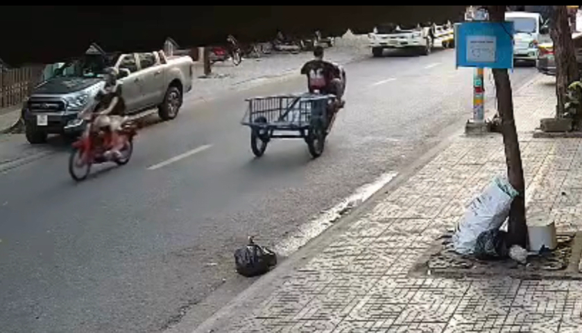 Xử phạt hai thanh ni&ecirc;n bốc đầu xe l&ocirc;i tr&ecirc;n phố - Ảnh 1.