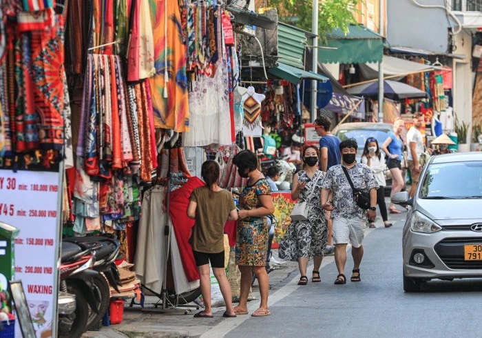 Hà Nội: Thiếu bãi đỗ xe theo quy hoạch, tràn lan bãi đỗ xe tự phát làm nảy sinh tiêu cực - Ảnh 2. Hà Nội: Thiếu bãi đỗ xe theo quy hoạch, tràn lan bãi đỗ xe tự phát làm nảy sinh tiêu cực - Ảnh 2.
