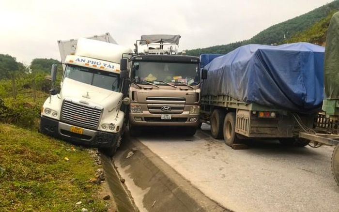 Đường lên Cửa khẩu Cha Lo kẹt cứng vì va chạm giao thông - Ảnh 1. Đường lên Cửa khẩu Cha Lo kẹt cứng vì va chạm giao thông - Ảnh 1.