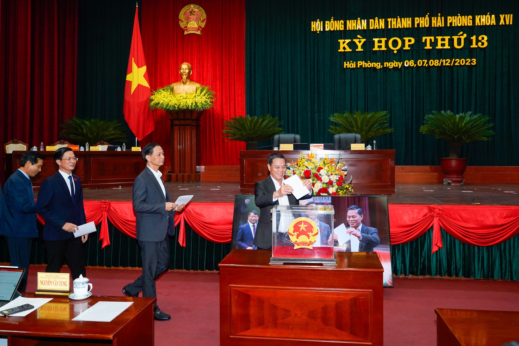 Hải Ph&ograve;ng: PCT thường trực UBND TP L&ecirc; Anh Qu&acirc;n đạt tỷ lệ số phiếu t&iacute;n nhiệm cao nhất  - Ảnh 1.