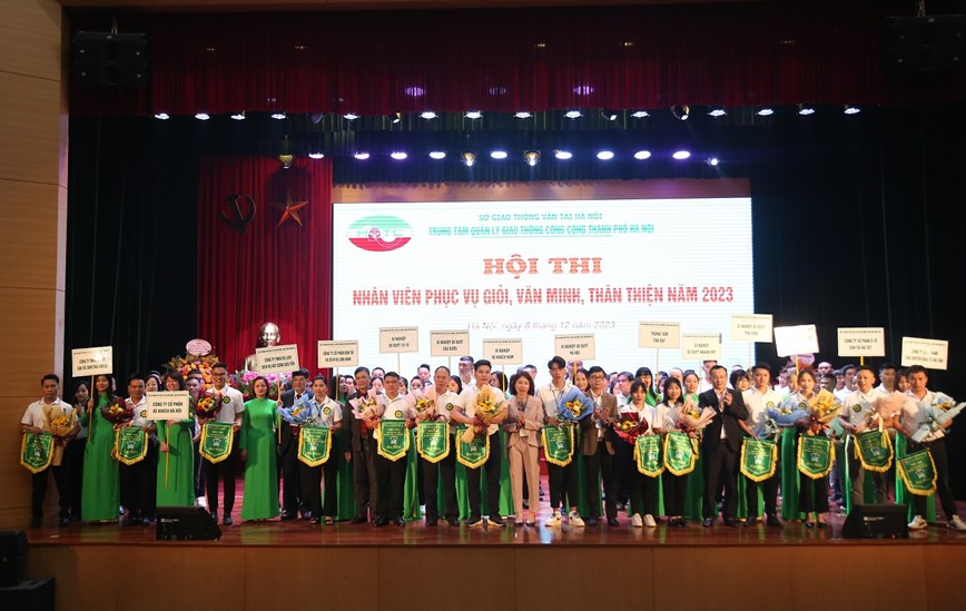 Vinbus đoạt giải Nhất cuộc thi nhân viên phục vụ giỏi, văn minh - Ảnh 1. Vinbus đoạt giải Nhất cuộc thi nhân viên phục vụ giỏi, văn minh - Ảnh 1.