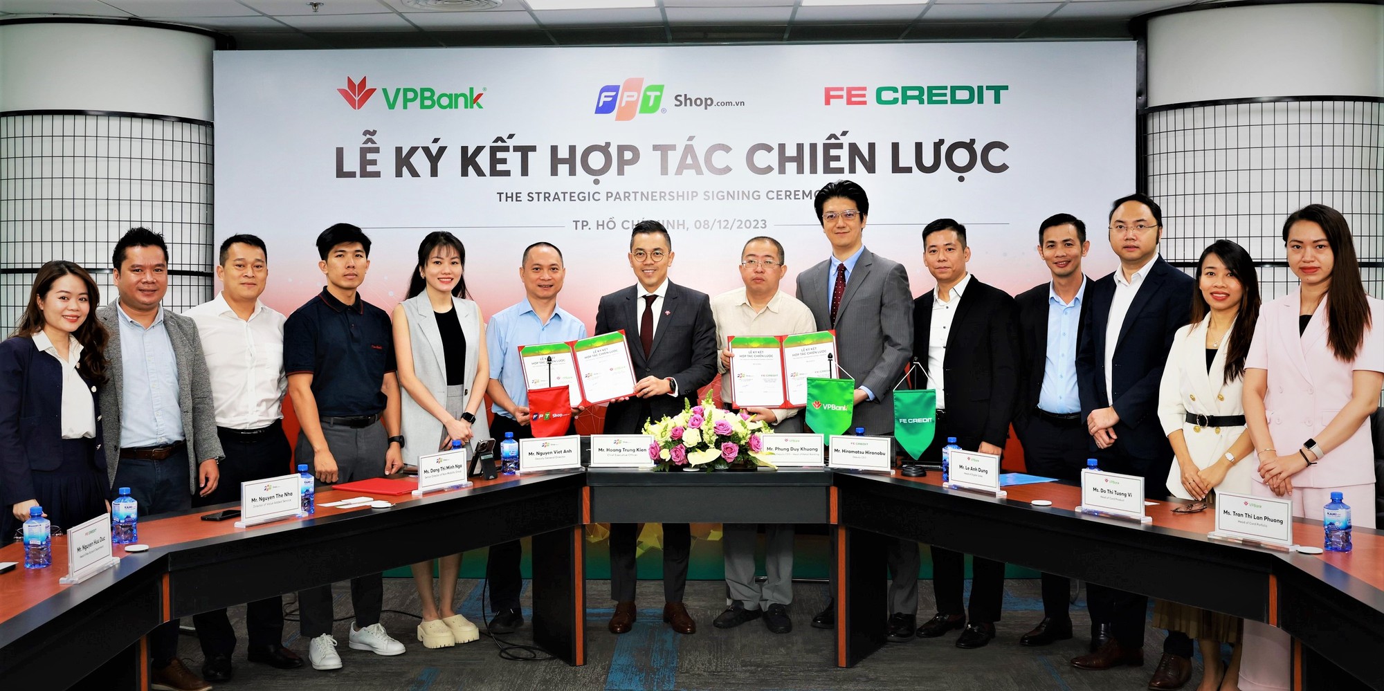 VPBank, FE CREDIT v&agrave; FPT Shop k&yacute; kết hợp t&aacute;c chiến lược gi&uacute;p kh&aacute;ch h&agrave;ng c&oacute; cơ hội được mua sắm thiết bị điện tử, n&acirc;ng cao chất lượng cuộc sống.