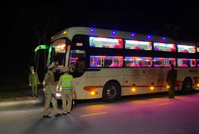 R&agrave; so&aacute;t từng g&oacute;c đường, xe kh&aacute;ch truy bắt 2 phạm nh&acirc;n trốn trại - Ảnh 1.