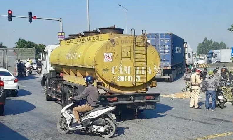 Va chạm với xe đầu k&eacute;o, hai người thương vong - Ảnh 1.