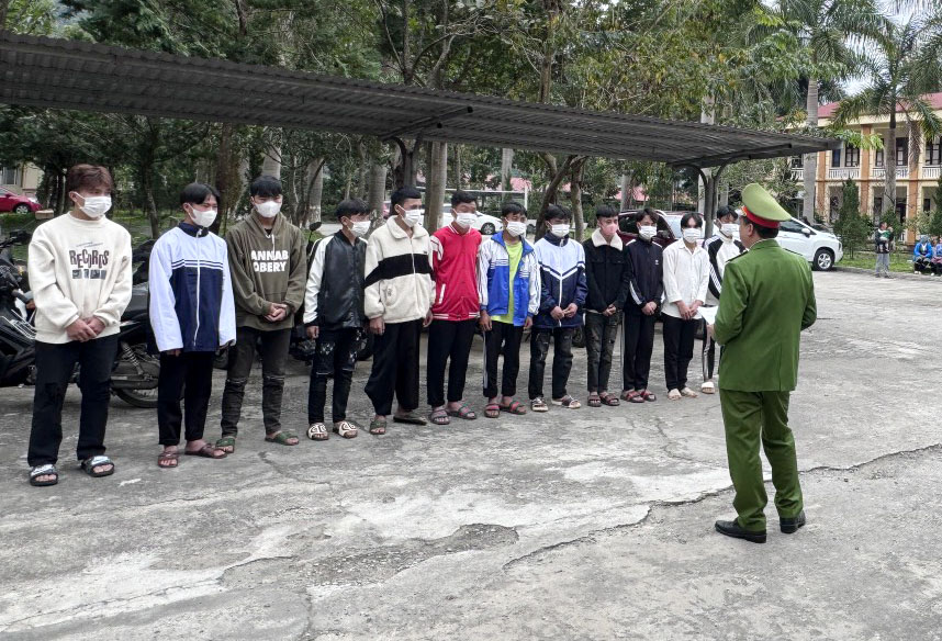 Lai Ch&acirc;u: Khởi tố 7 thanh ni&ecirc;n nẹt b&ocirc;, bốc đầu, n&eacute;m vỏ chai v&agrave;o người d&acirc;n ở Quảng trường - Ảnh 1.