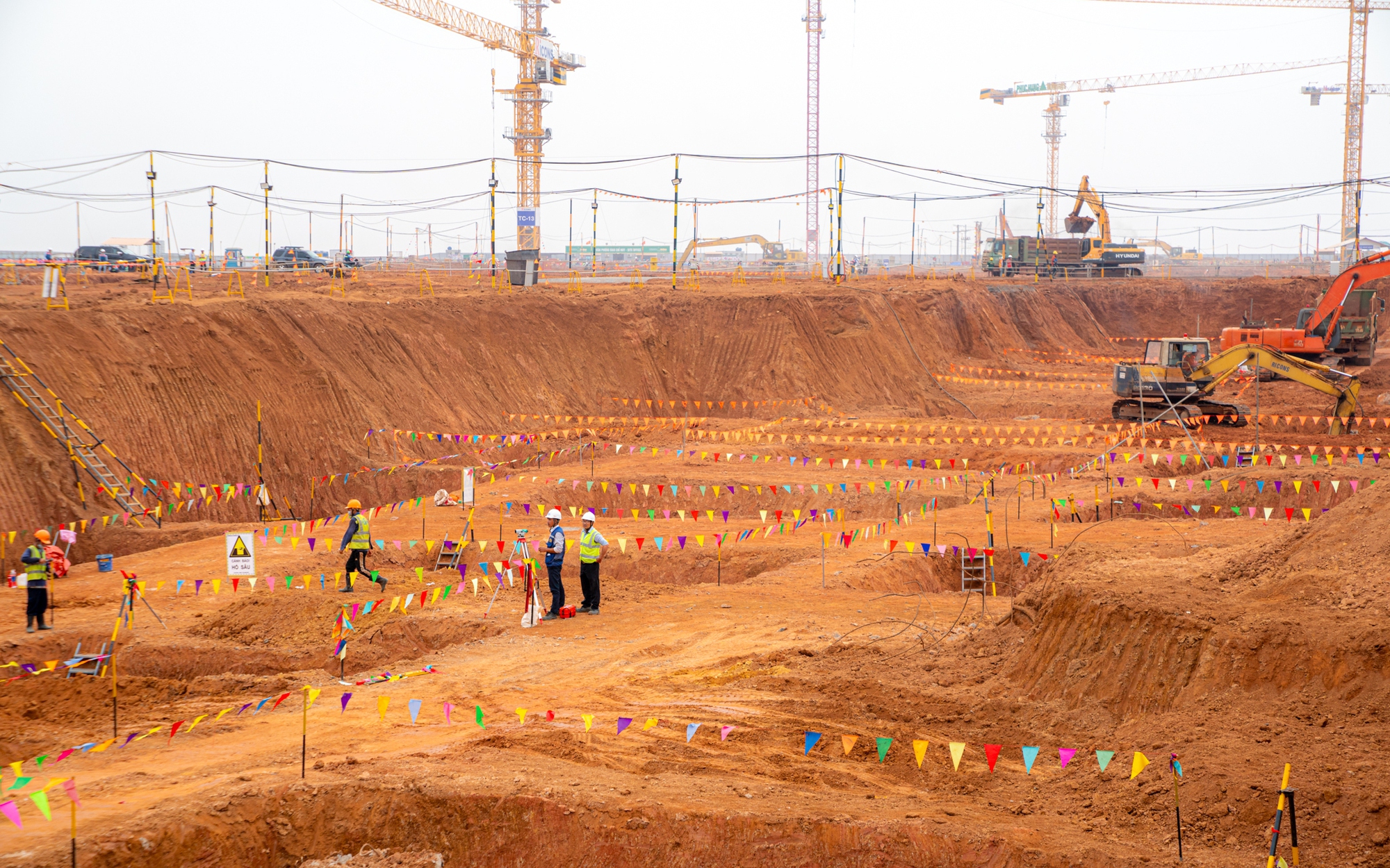 Đua tiến độ s&acirc;n bay Long Th&agrave;nh trong m&ugrave;a kh&ocirc;