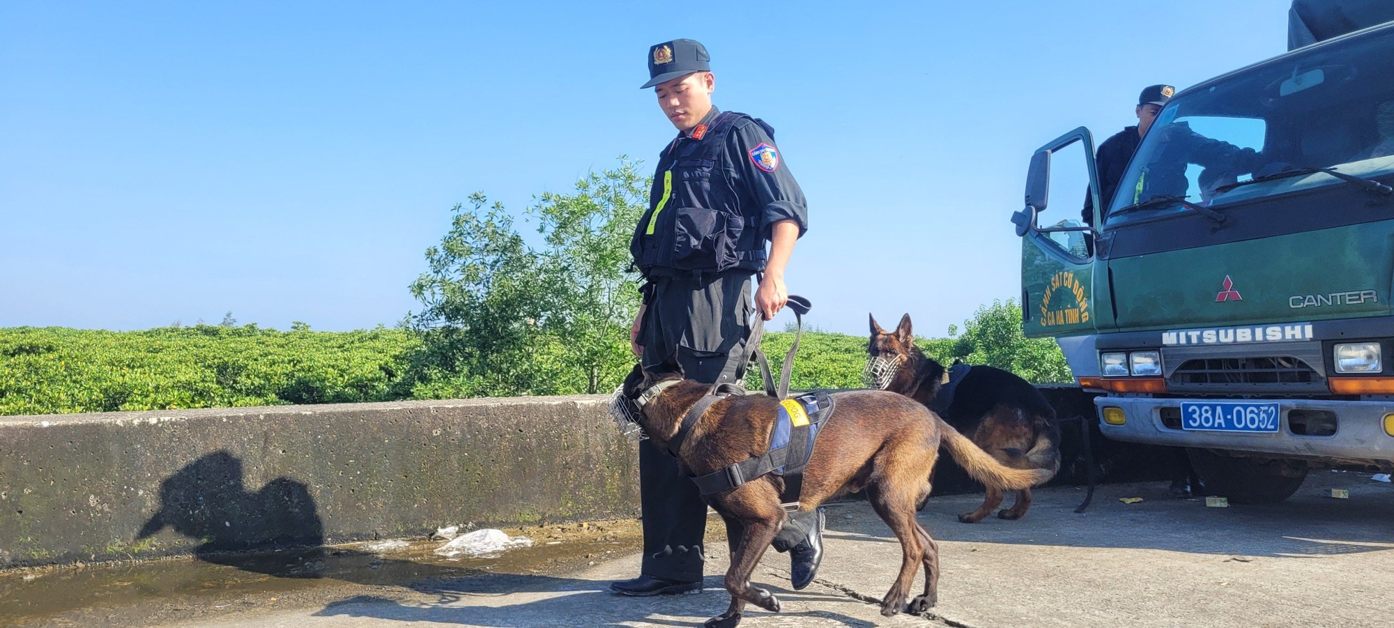 C&ocirc;ng an lục tung rừng bần rộng 8ha truy bắt 2 phạm nh&acirc;n bỏ trốn  - Ảnh 2.