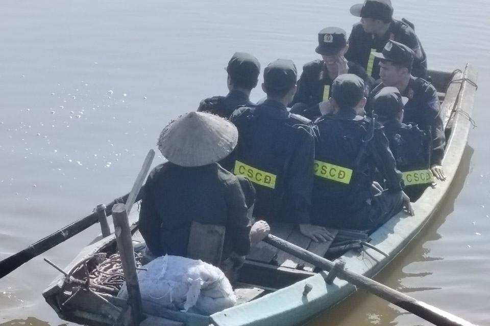 C&ocirc;ng an lục tung rừng bần rộng 8ha truy bắt 2 phạm nh&acirc;n bỏ trốn  - Ảnh 3.