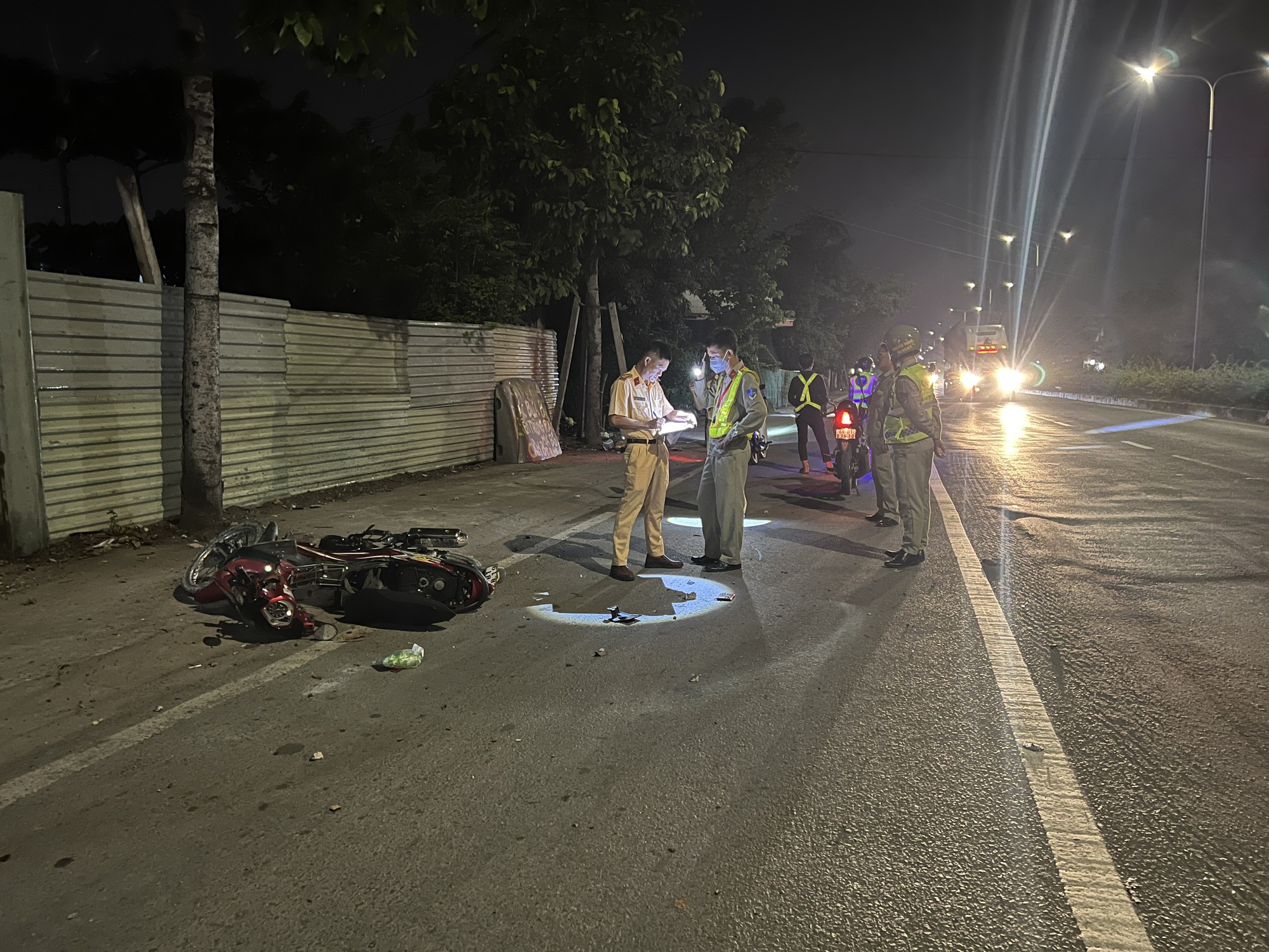 Xe m&aacute;y lao l&ecirc;n vỉa h&egrave; t&ocirc;ng v&agrave;o trụ b&ecirc; t&ocirc;ng, người đ&agrave;n &ocirc;ng tử vong tại chỗ - Ảnh 1.