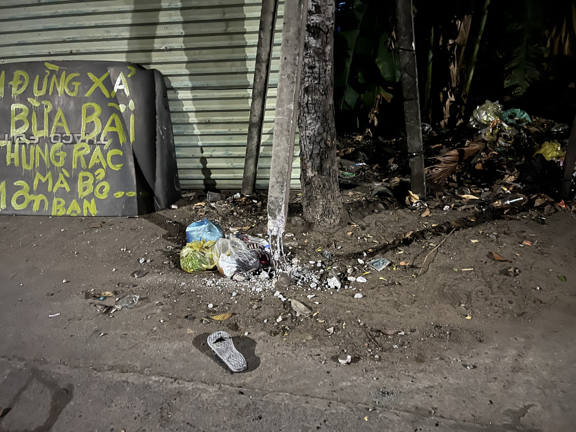 Xe m&aacute;y lao l&ecirc;n vỉa h&egrave; t&ocirc;ng v&agrave;o trụ b&ecirc; t&ocirc;ng, người đ&agrave;n &ocirc;ng tử vong tại chỗ - Ảnh 2.