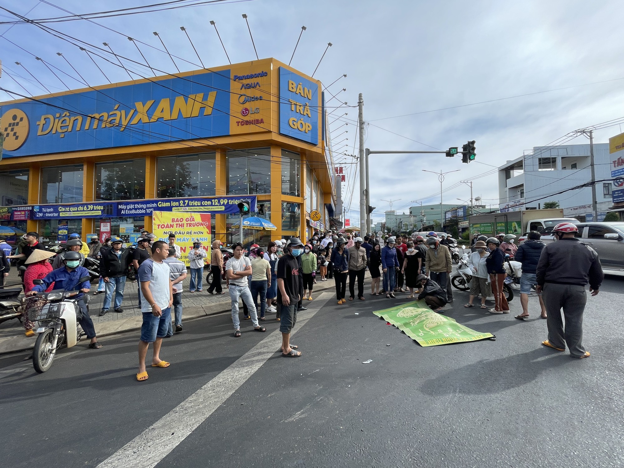 Xe tải t&ocirc;ng v&agrave;o xe đạp, học sinh lớp 6 tử vong - Ảnh 1.