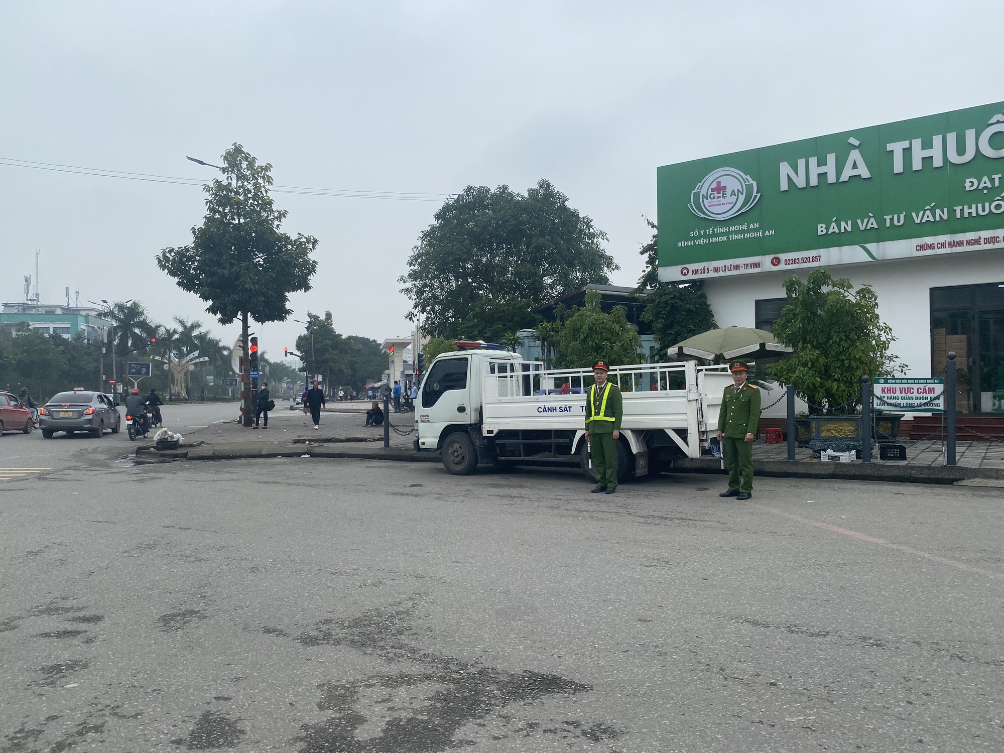 Nghệ An: Đẩy mạnh giải tỏa, chống t&aacute;i lấn chiếm l&ograve;ng đường, vỉa h&egrave; để kinh doanh, bu&ocirc;n b&aacute;n - Ảnh 1.